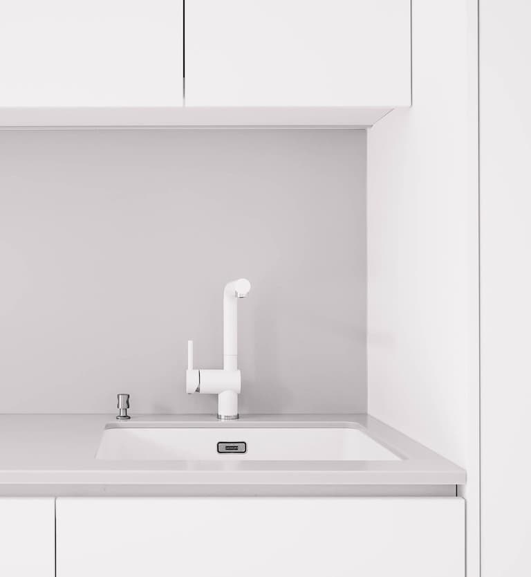 cuisine appartement tout blanc robinet évier