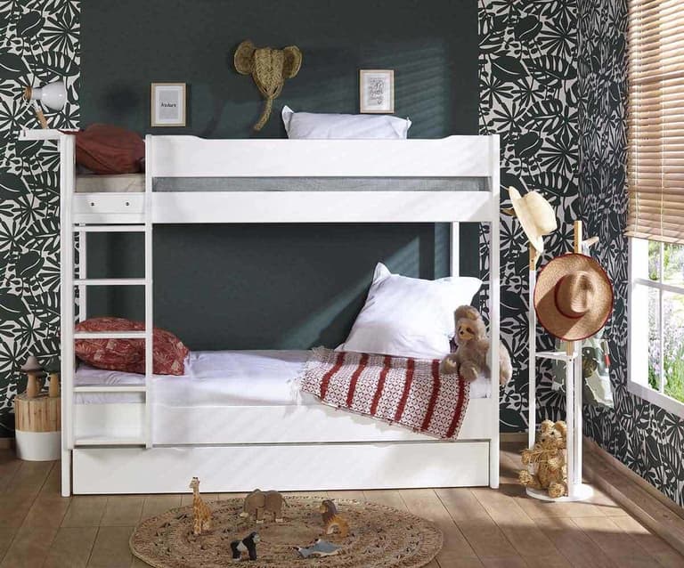 Petite chambre partagée pour deux enfants avec papier peint végétal, lits blancs et décoration bois sur le thème safari