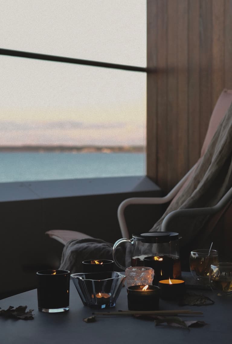 Bougeoir Alvar Aalto Iittala sur un balcon avec vue mer en hiver