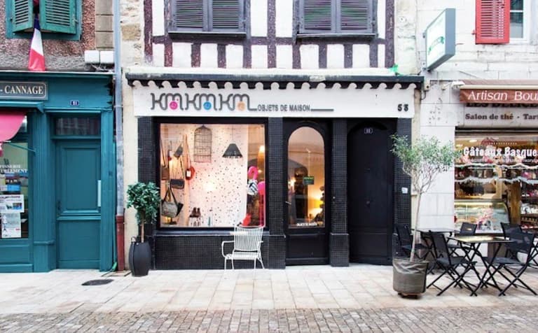 ancienne boutique déco près de Bayonne avec mobilier en bois, paniers et accessoires pour la maison