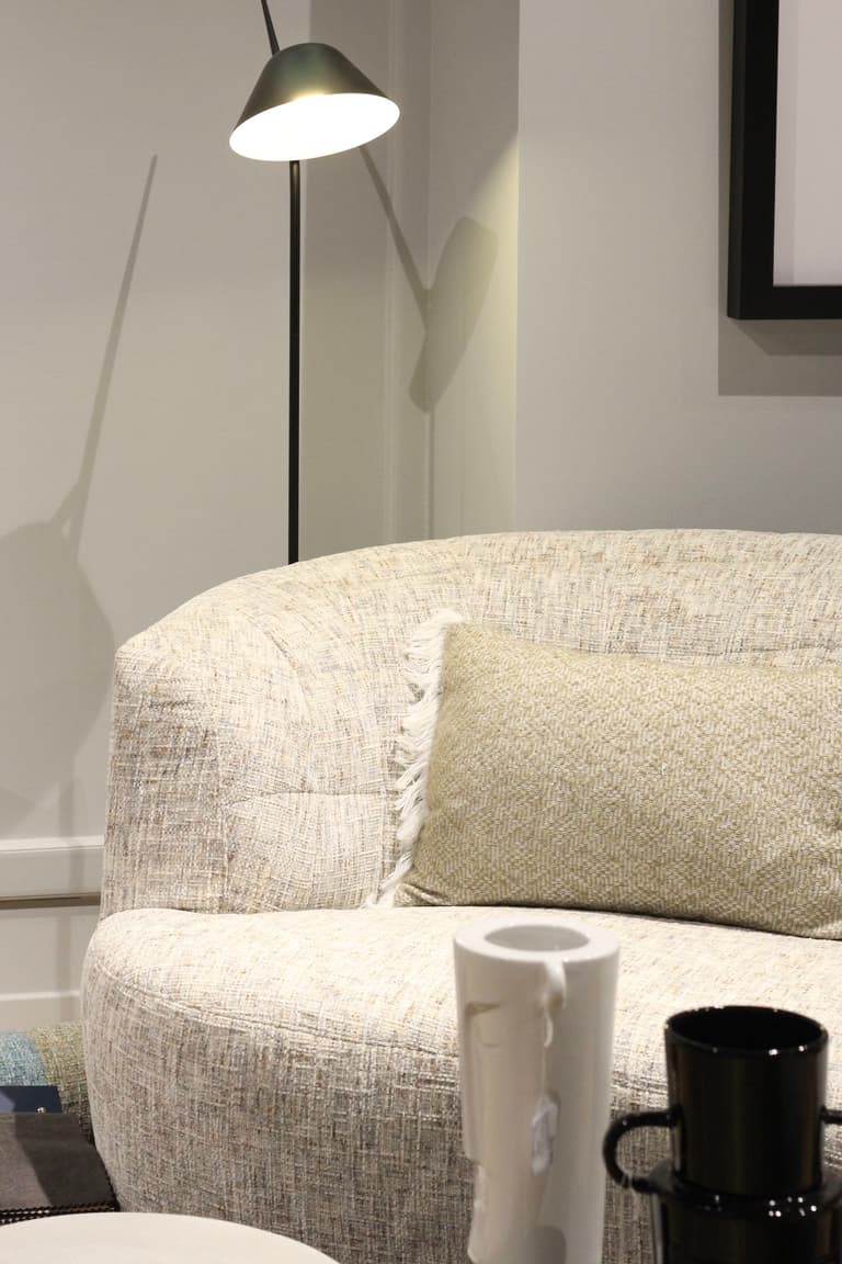 canapé arrondi beige tissu tweed Chanel