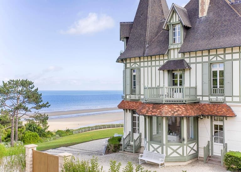 maison deauville bleu blanche normandie deco