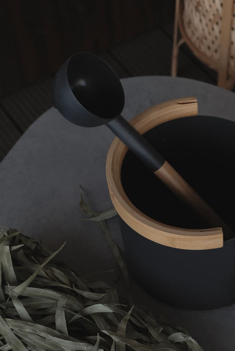 sauna moderne en bois pour un rituel de détente en hiver