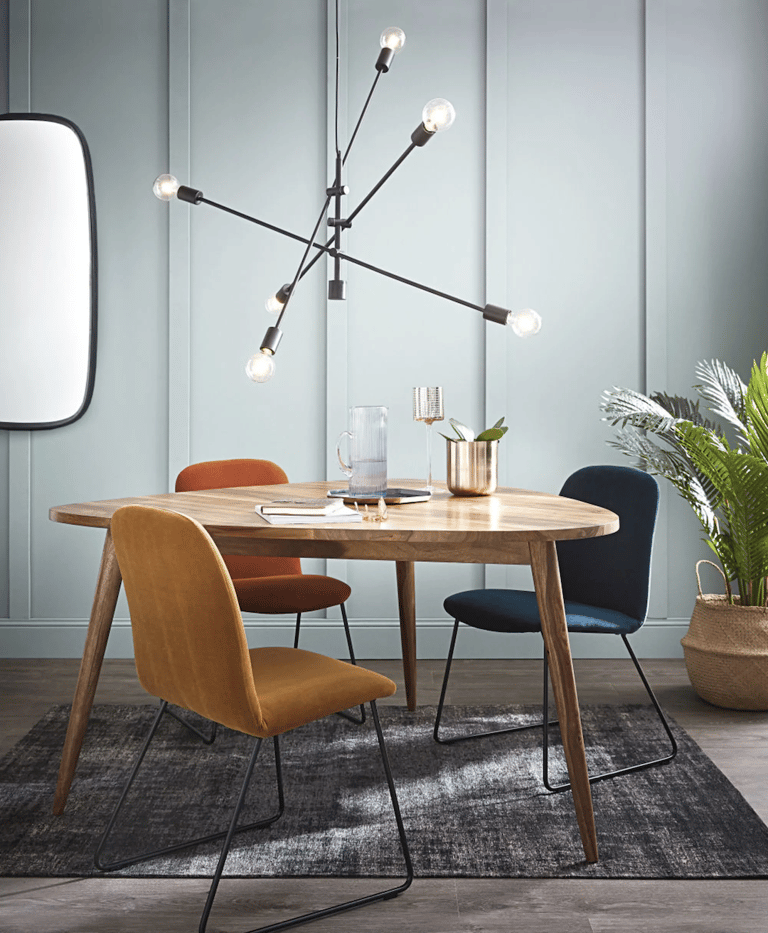 salle à manger tapis gris chaise velours table oval trois pieds