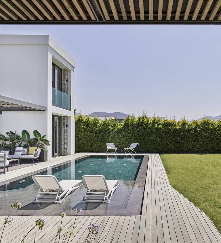 villa Draman piscine à débordement bois pierre ardoise