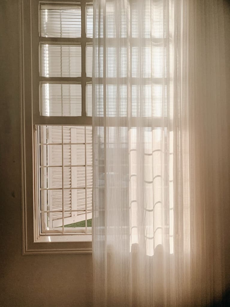 fenetre rideau leger blanc fin blanc deco