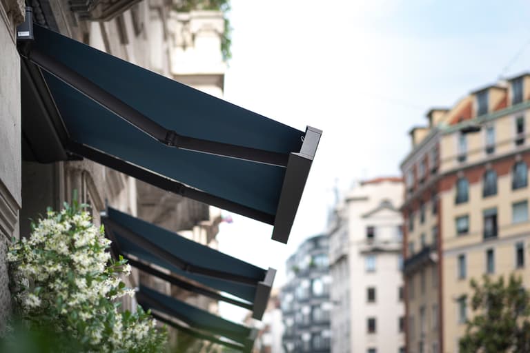 Store banne aluminium gris design immeuble Paris haussmann
