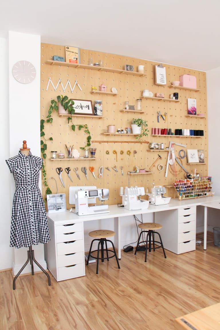 aménager atelier créatif chambre pegboard rangement muraux verticaux