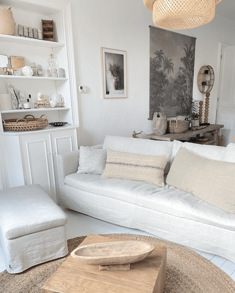 Salon blanc avec meuble encastré et canapé droit