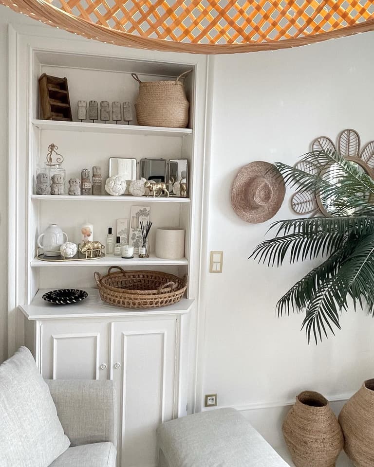 Salon blanc avec meuble encastré et suspension en osier
