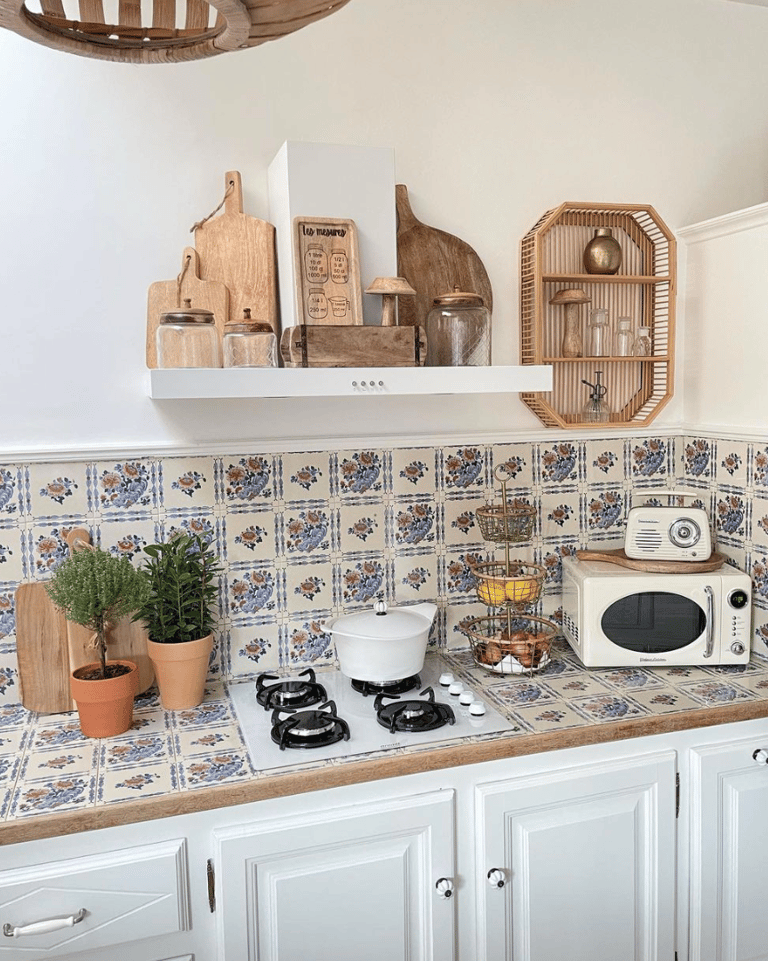 Cuisine ouverte en bois avec crédence rétro bleue et blanche