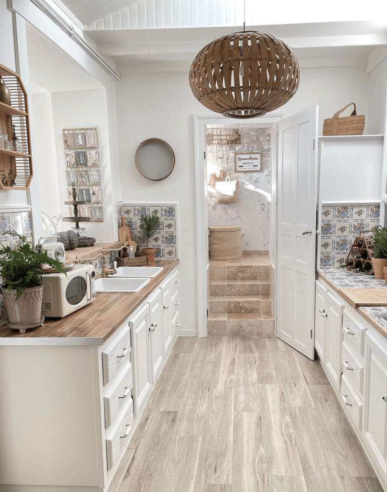 Cuisine ouverte en bois avec crédence vintage bleue et blanche