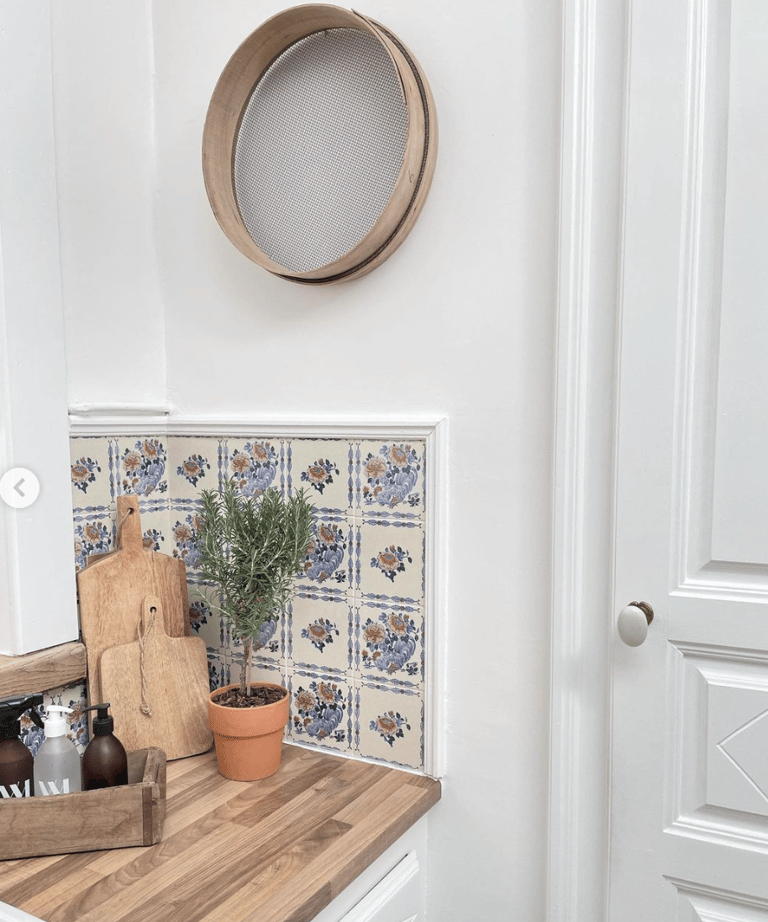 Cuisine ouverte en bois avec crédence à motifs bleus