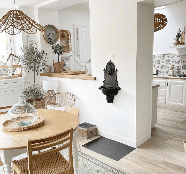 Cuisine ouverte en bois avec murs blancs et lumière naturelle