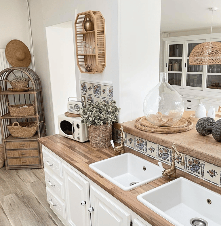 Cuisine ouverte en bois avec plante verte