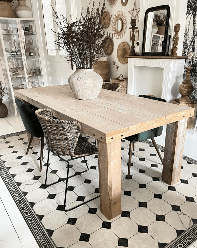Table de salle à manger en bois brut avec tapis à damier