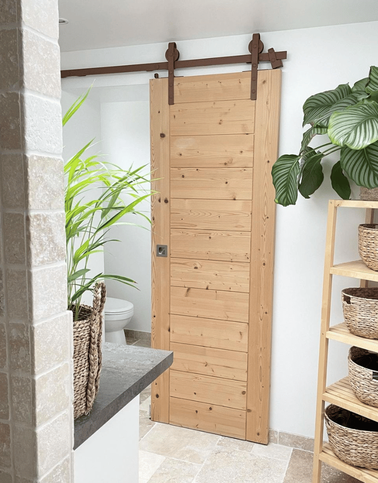 Salle de bain avec porte coulissante en bois