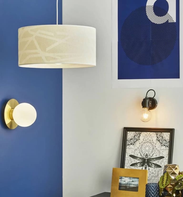 applique murale ronde laiton blanc mur blanc bleu deco salon
