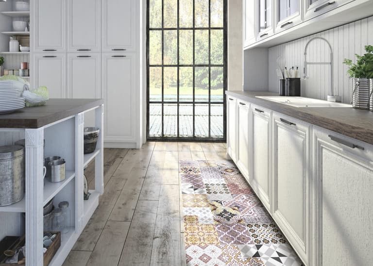 cuisine champetre parquet bois gris mobilier blanc fenetre vitree