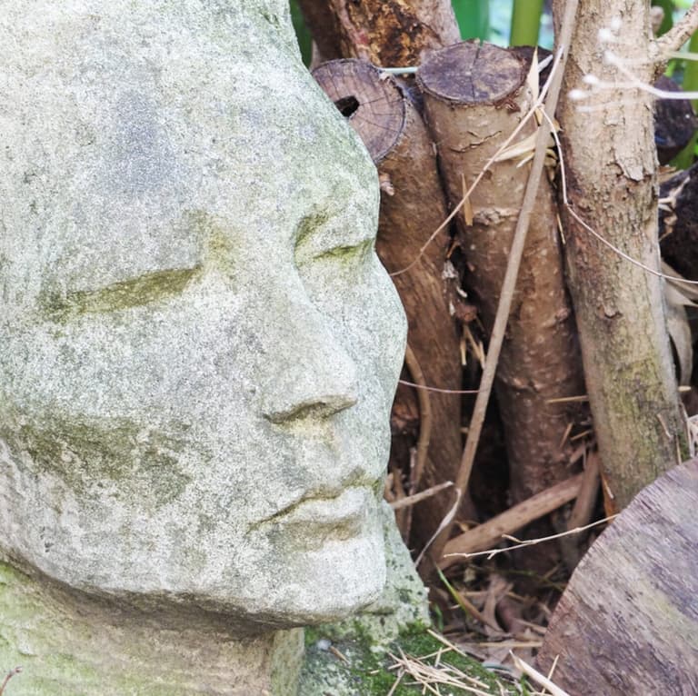 oeuvre d'art vestige statut pierre arbre deco exterieure