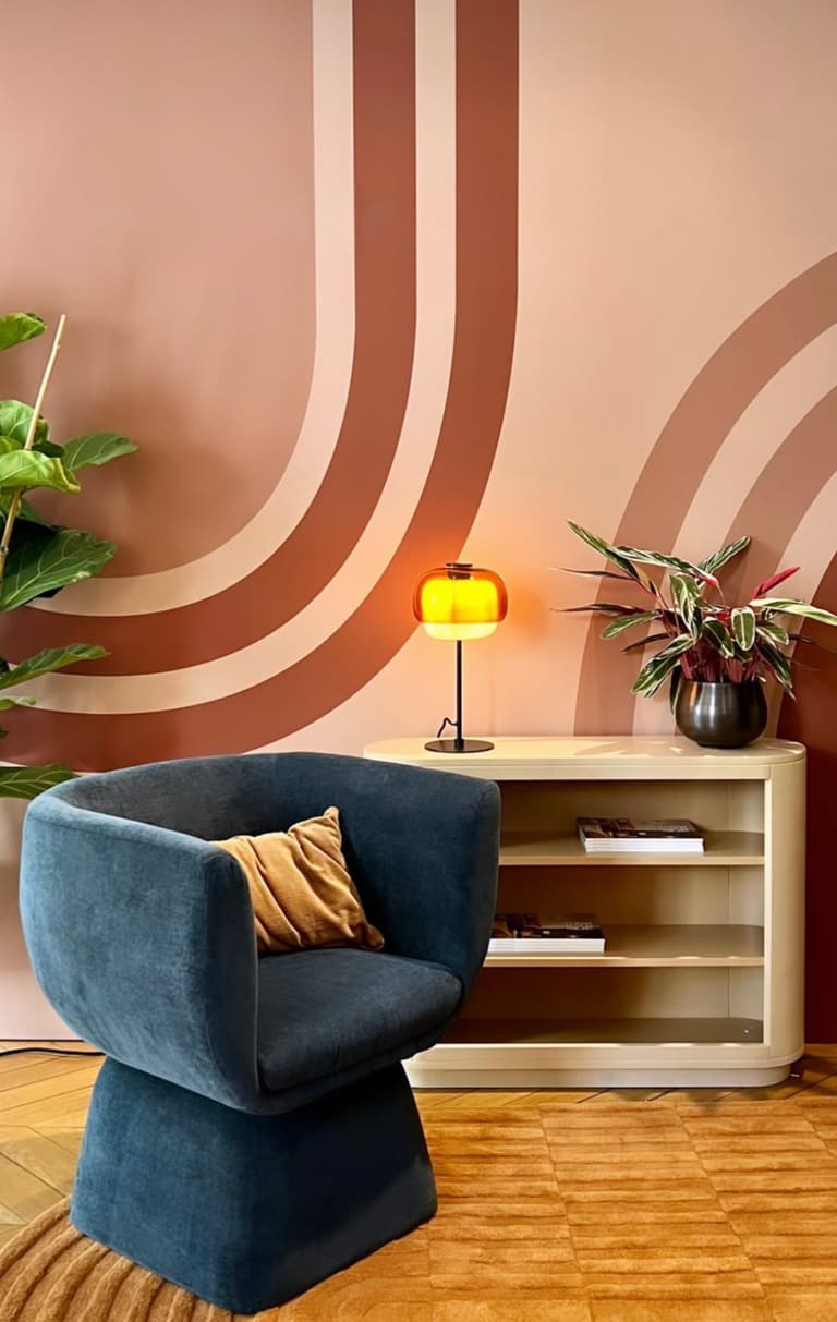 salon 70s fauteuil rond velours bleu tapis jaune moutarde épais