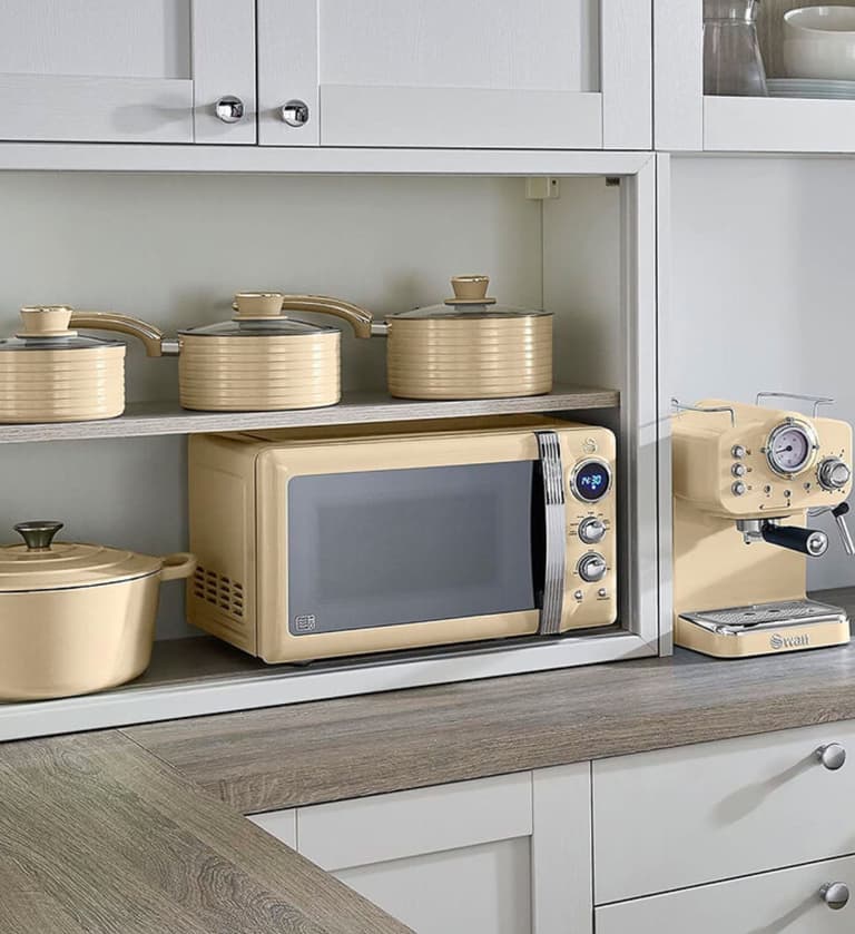 cuisine beige jaune vintage bois plan de travail bois gris