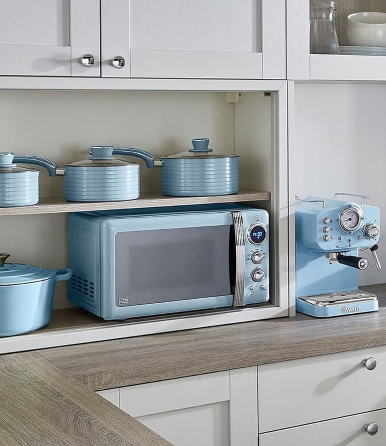 cuisine bleu ciel pastel vintage plan de travail bois