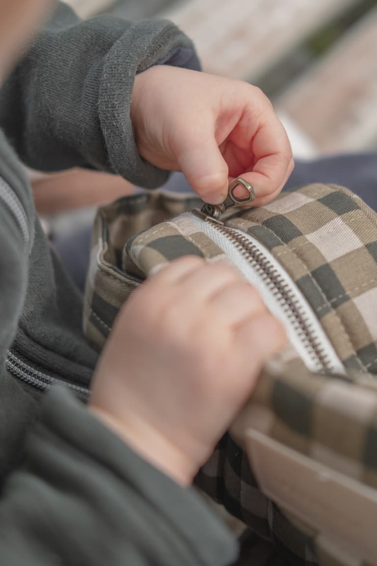 entrainer motricité fine exercice Montessori bébé 1 an