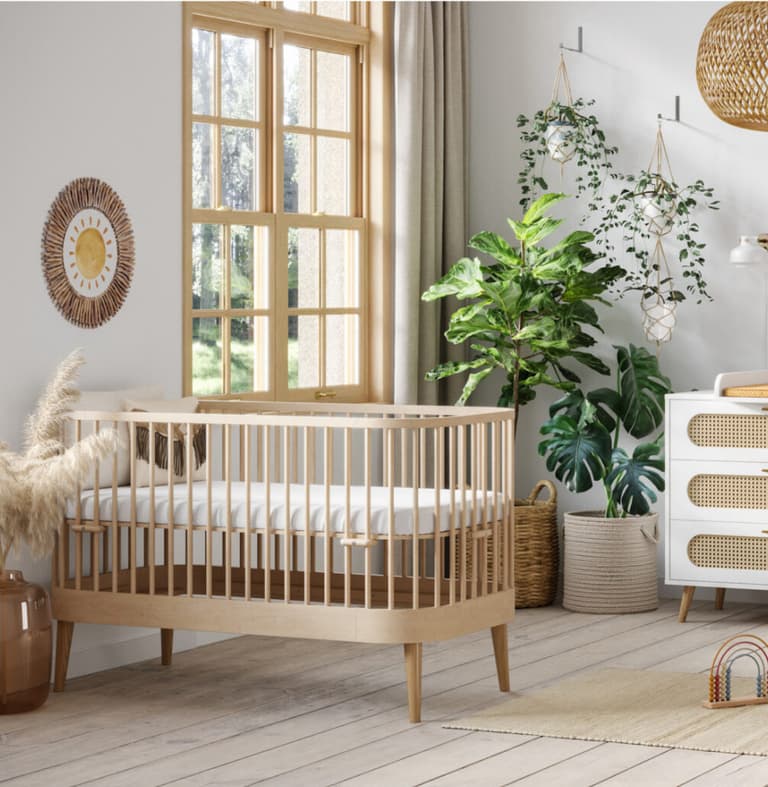 lit evolutif berceau barreau bois clair chambre enfant lumineuse armoire grise