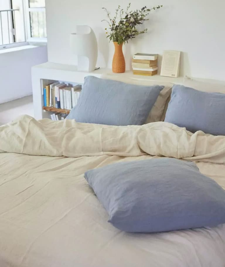 chambre lit double draps blanc coussins bleu ciel