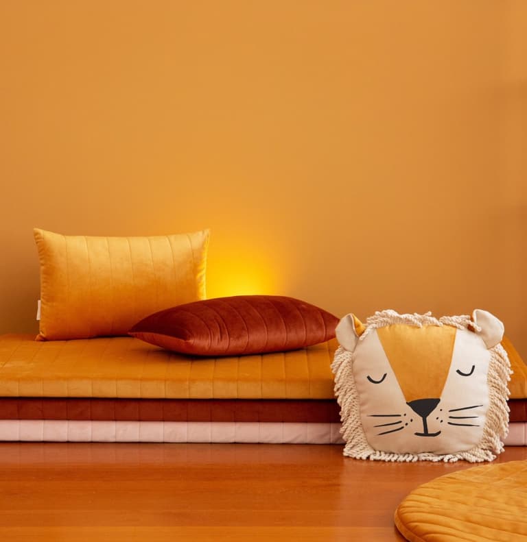 coussin lion deco orange rouge chambre enfant