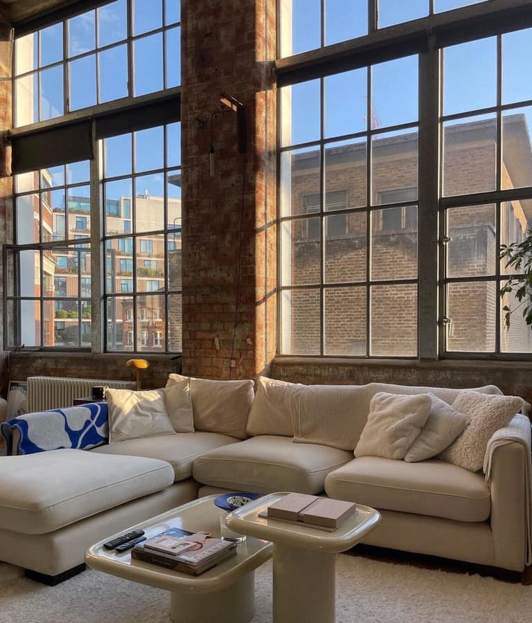 loft londonien décoration toute blanche salon