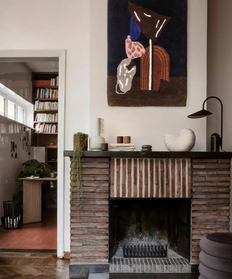salon chemine mur brique rouge rustique authentique