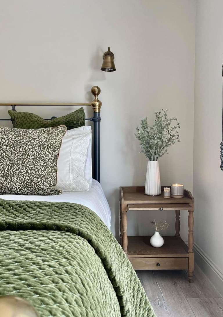 chambre verte velours lit double mur blanc