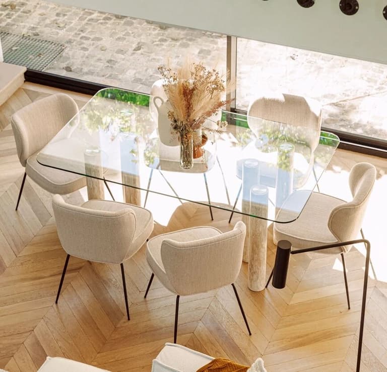 decoration interieure table verre salon parquet chevron lumineux