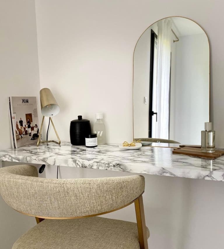 chambre parentale coiffeuse miroir laiton chaise vintage gris