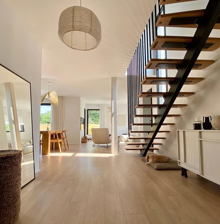 hall d'entree lumineux parquet bois lame suspension ronde papier blanc