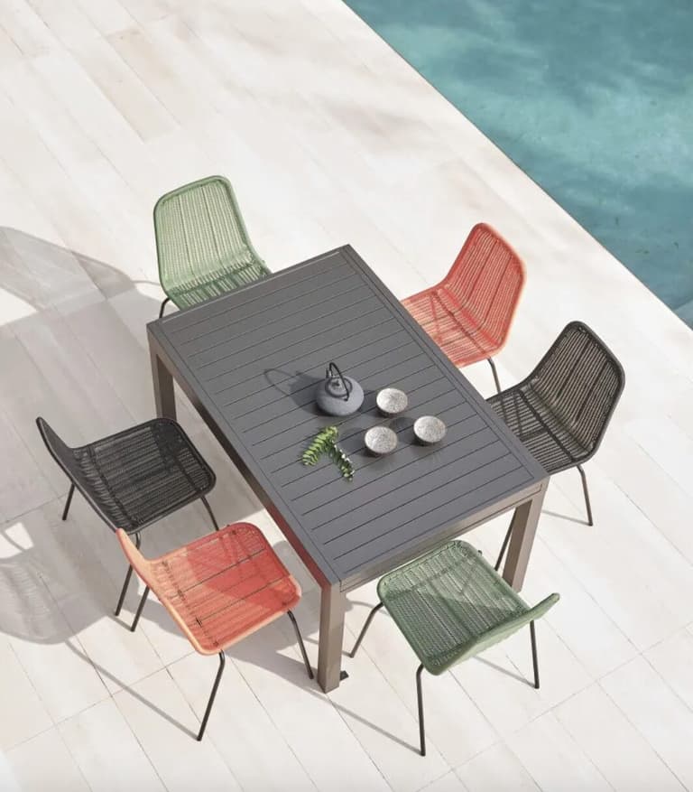 salon de jardin table rectangle gris chaise colore