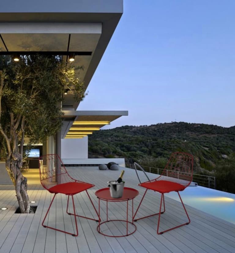 table rouge metal balcon piscine exterieure deco moderne