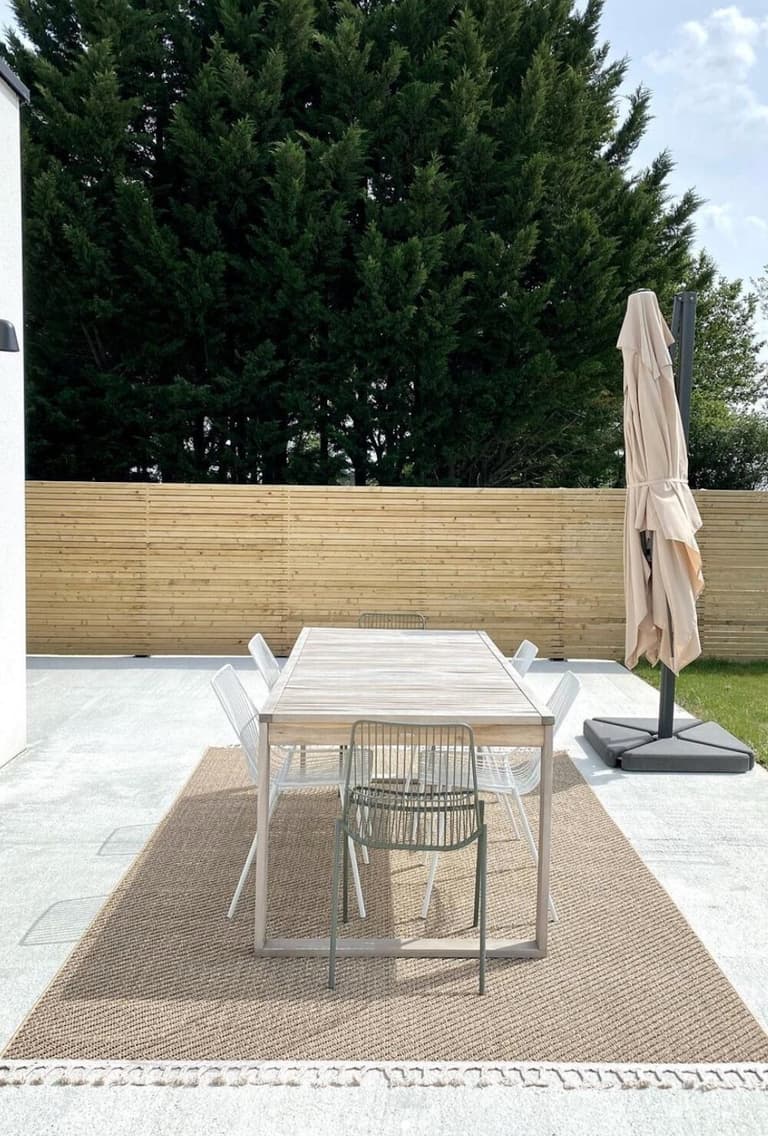 terrasse béton gris clair tapis beige frange table boisterrasse béton gris clair tapis beige frange table bois