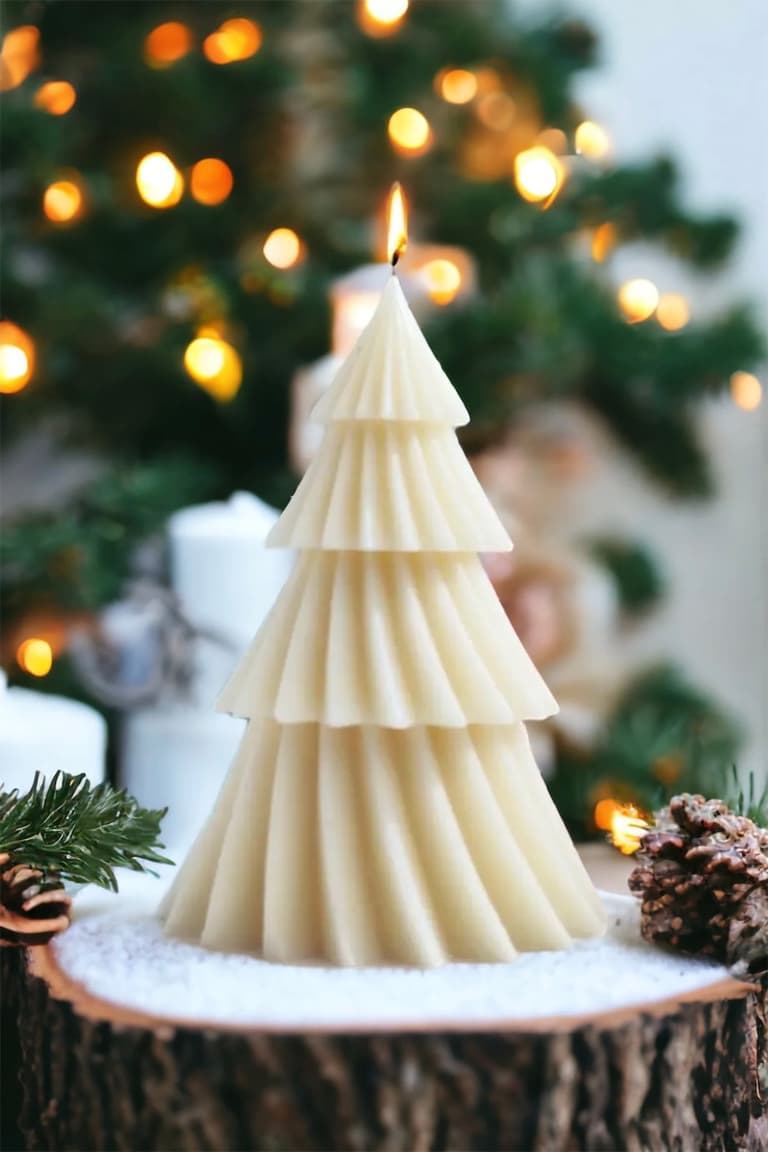 bougie forme sapin moderne naturelle