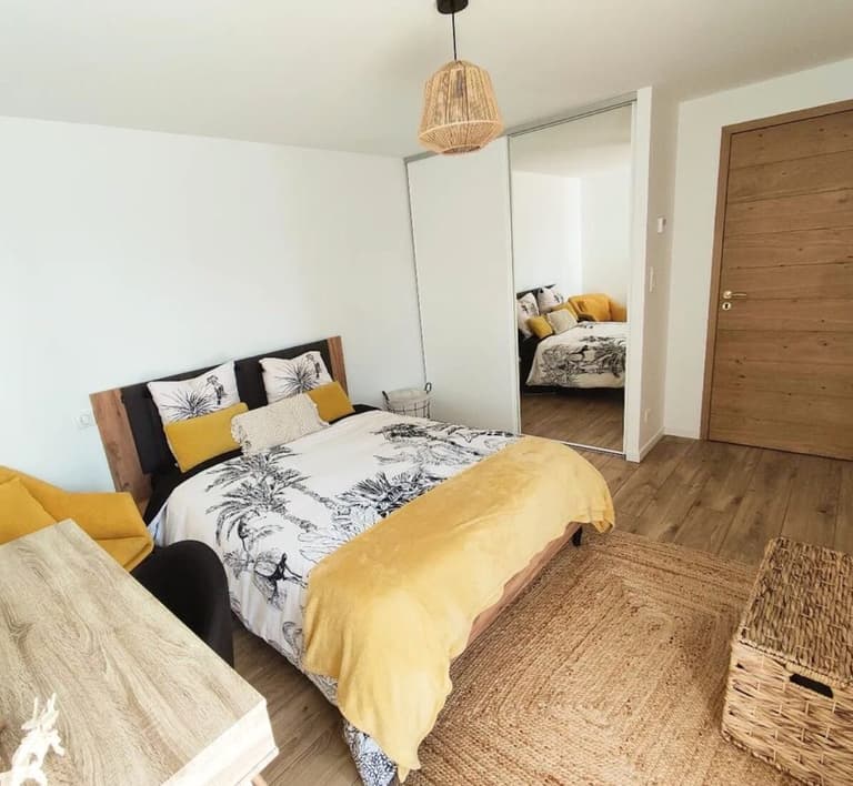 chambre enfant lit double jaune tapis rotin