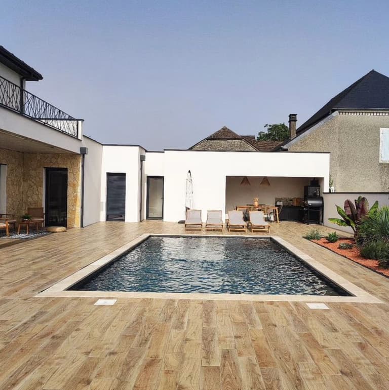 piscine pvc anthracite sol effet bois jardin
