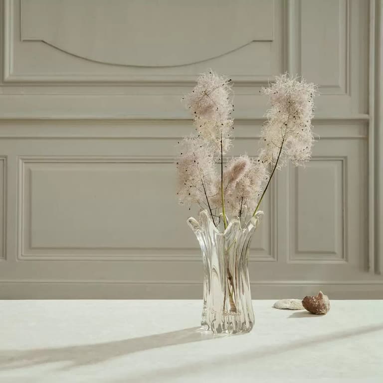 vase cristal deco elegante transparente mur moulure taupe