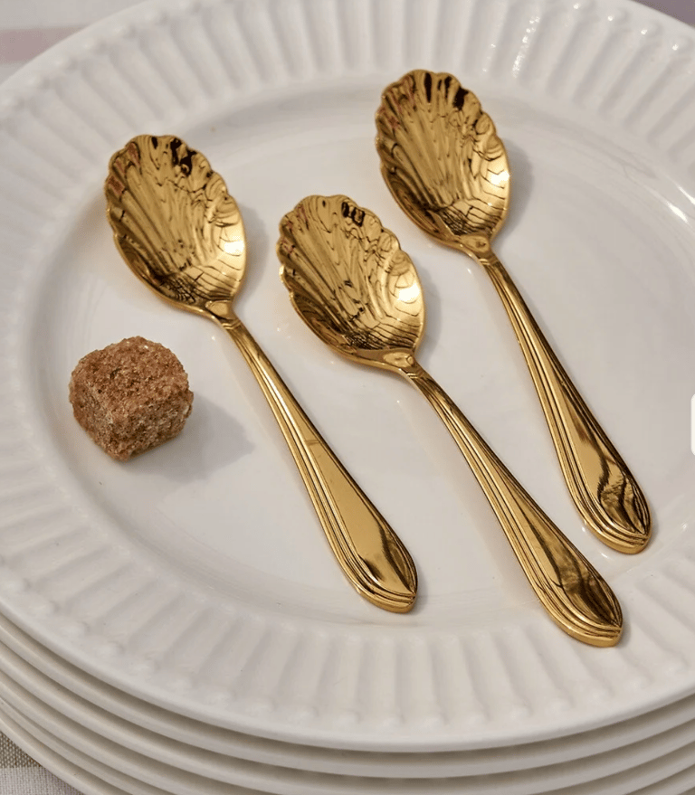 couvert laiton coquillage assiette ronde blanche deco table
