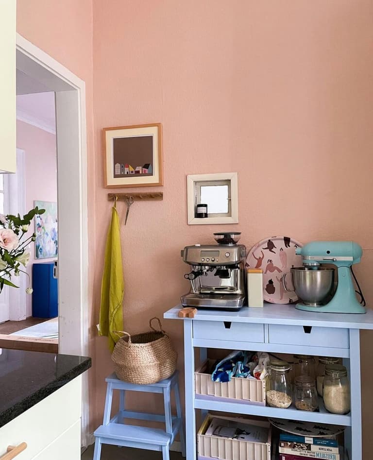 cuisine mur rose pastel meuble vintage bleu ciel