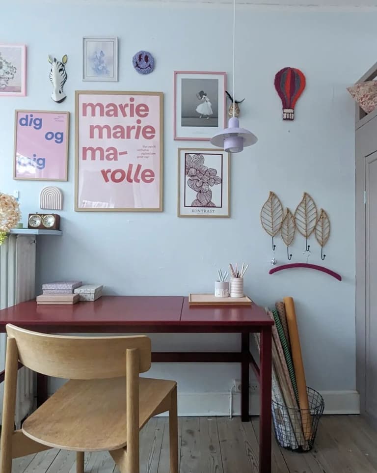 chambre enfant bureau table rouge bordeaux mur de cadre