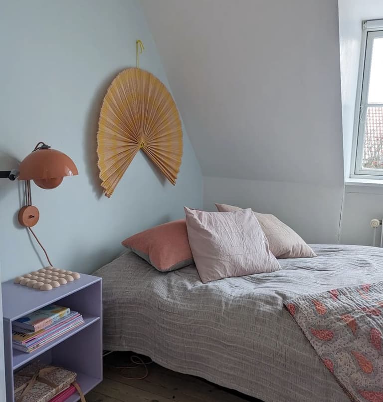 chambre enfant lit simple table de chevet violet pastel eventail japonais