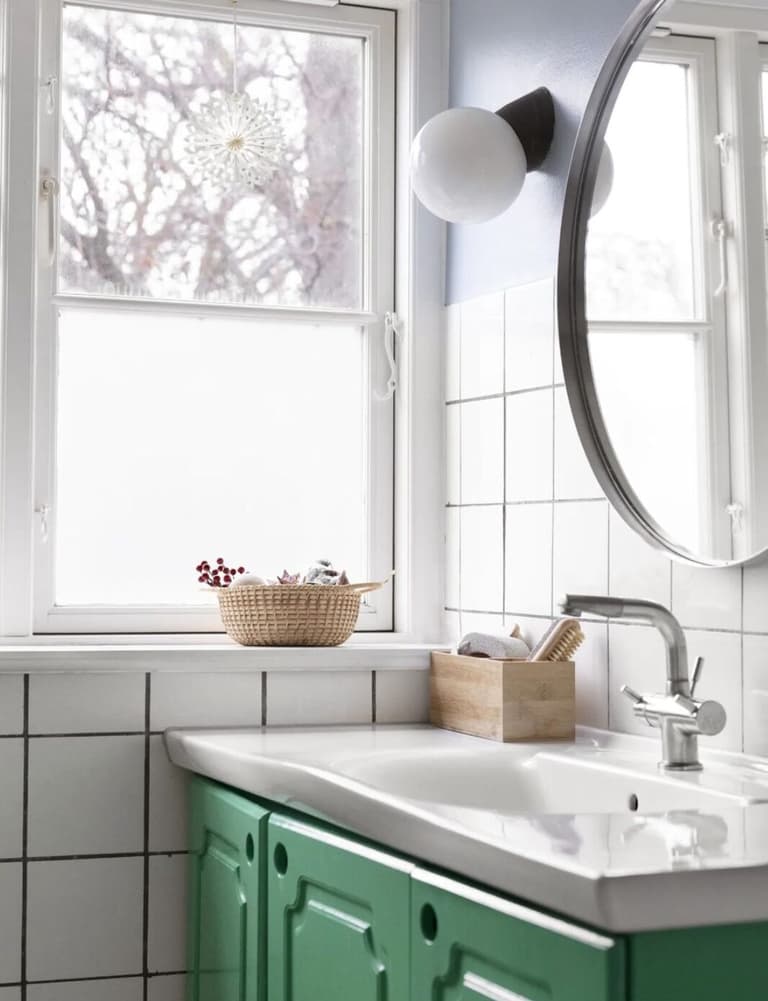 salle de bain commode vert mur carrelage blanc