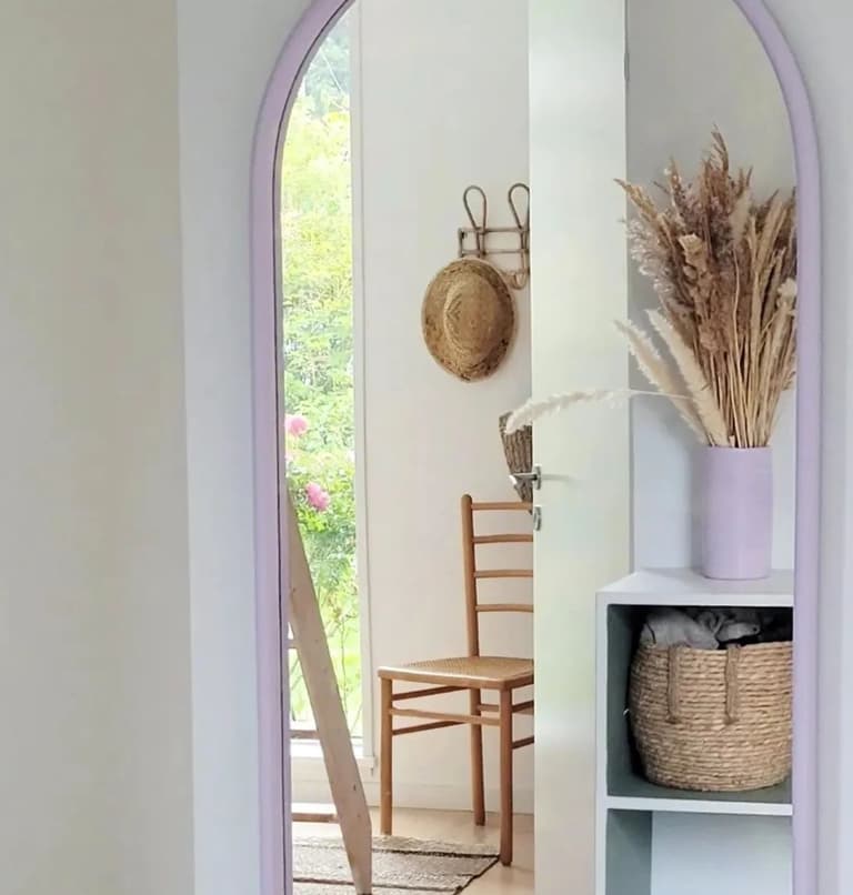 salon miroir violet mur marron taupe deco pastel